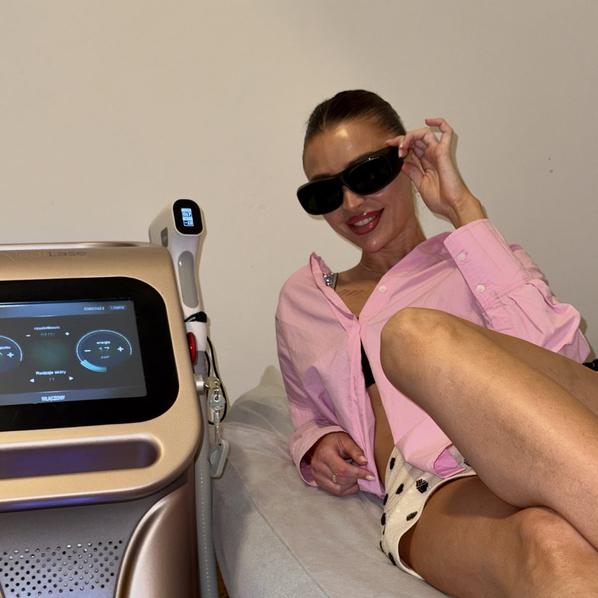 Klientka FRIDA w okularach ochronnych obok lasera diodowego 5200 W